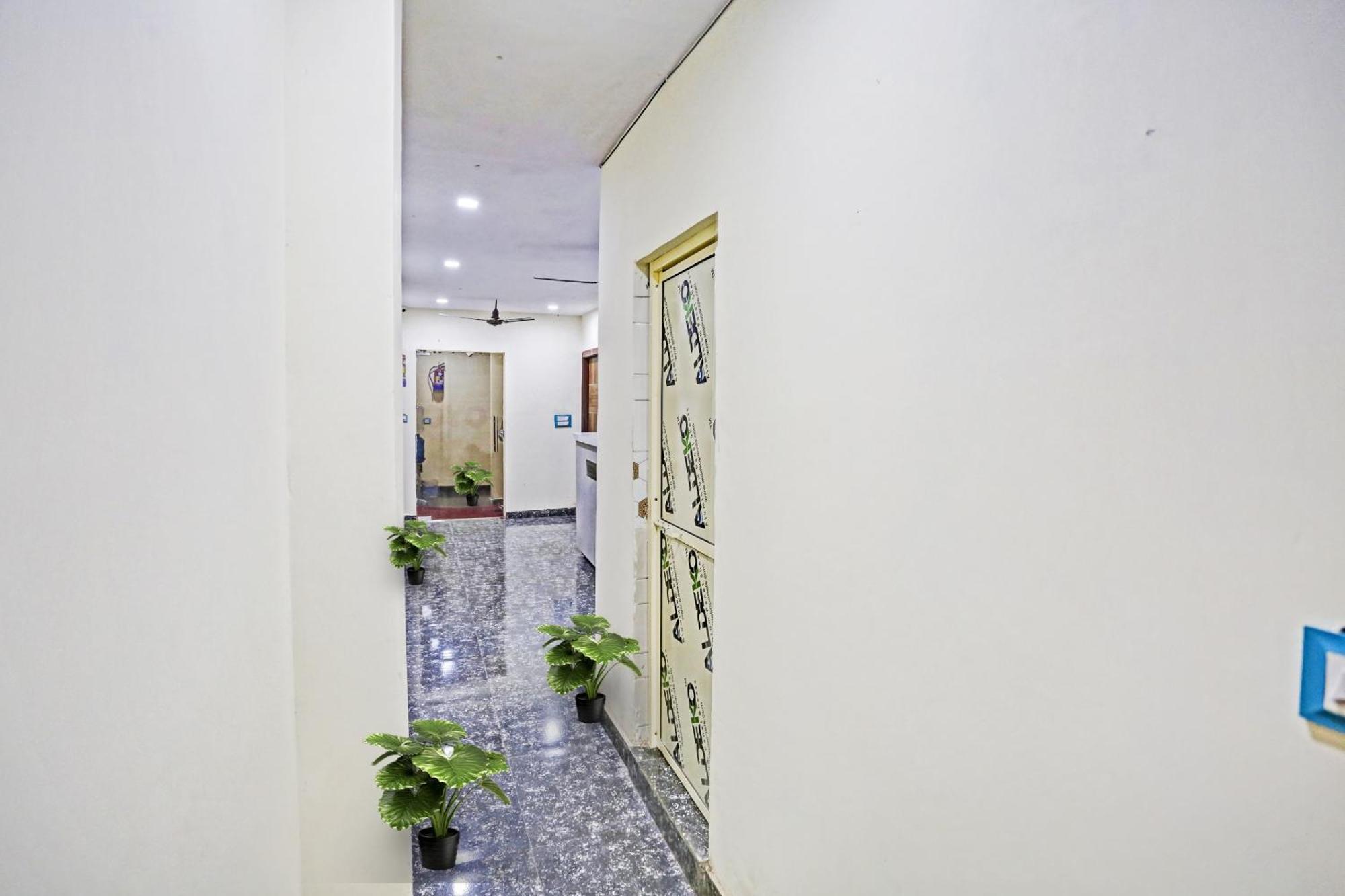ניו דלהי Hotel O Royal Palace Guest House Near Vishwa Vidyalaya Metro Station מראה חיצוני תמונה